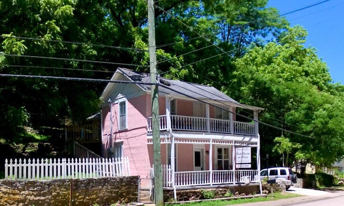 Eureka Springs Historic District Apartment | The Pink House on Main - Lower