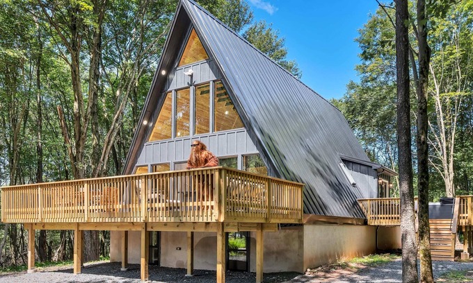 Blakeslee Cabin | The Pocono Dreamhouse | Lake Access | Jacuzzi