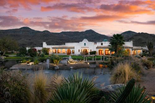 Palm Springs Villa | The Pond Estate by AvantStay Maximalist Designer Compound w 2 Casitas Indoor Outdoor Pools Tennis Court Gorgeous Mountain Views 12k sqft