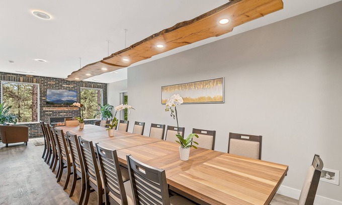 Switzer Mesa House | "The Ponderosa"-Gathering Tree's Deluxe Group Stay with private KING suites