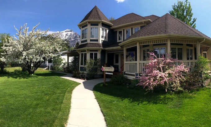 Banff Bed & Breakfast | The Poplar Inn