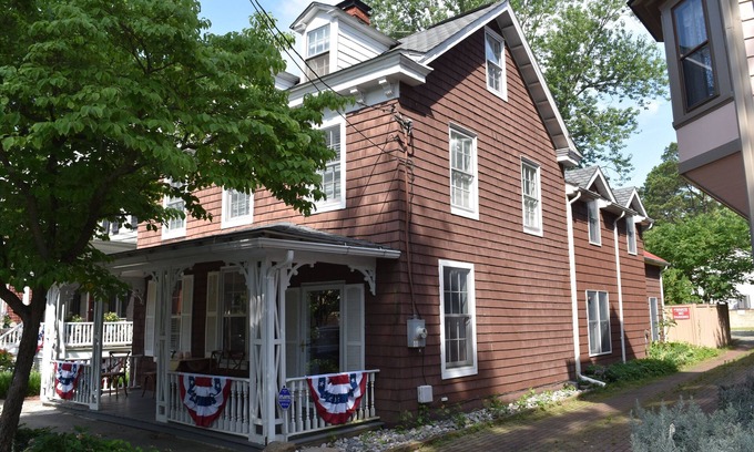 Chestertown House | The Portside Manor - Queen Street Chestertown - Walking Distance to Downtown