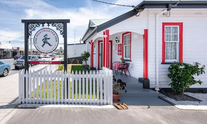 Smithton House | The Postmaster Inn Bed and Breakfast - Smithton R3 - Free Continental Breakfast