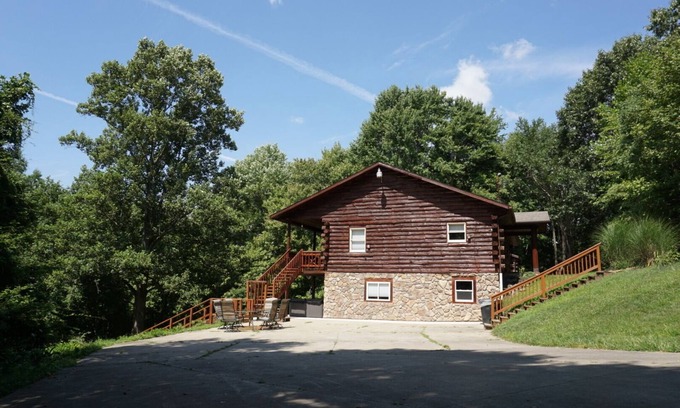 New Philadelphia Cabin | The Premier Destination in New Philadelphia - Deerwood Cabin - 5 Bedrooms