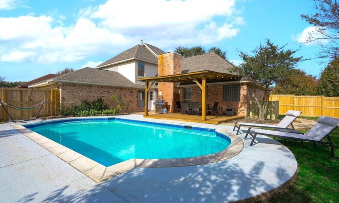 DeSoto House | The Prestige Poolside Escape - 5BR w/Cinema & Gaming