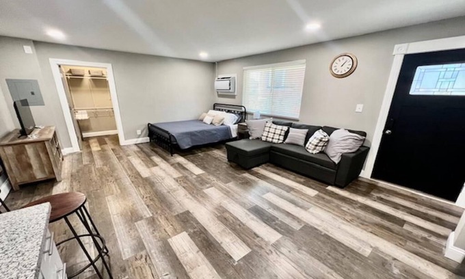 Avondale Apartment | The Professional's Choice- short walk to 3 hospitals
