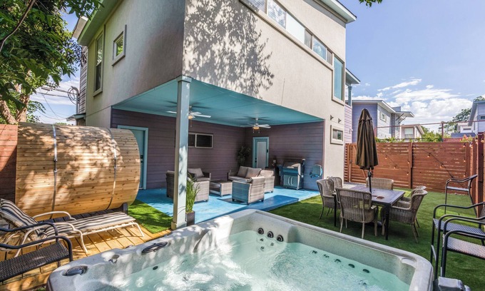 Govalle House | The Q - A modern Austin House w/7 Beds, 3 baths Hot Tub, Golf Sim + DT