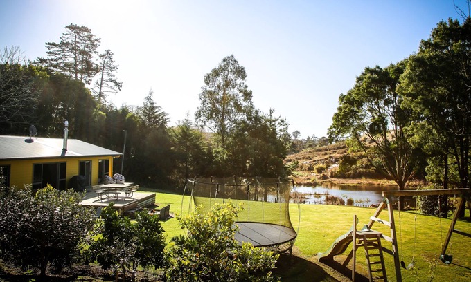 Raglan House | The Quarry a stunning rural hideaway/Hot tub, fire & outdoor shower