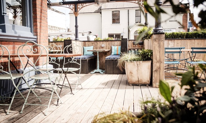 Tudor Hotel | The Queen's Head