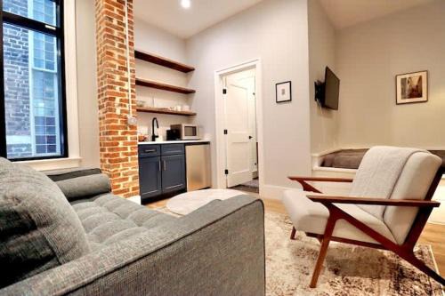 Old Town Alexandria Apartment | The Queen Suite at Prince Street Inn