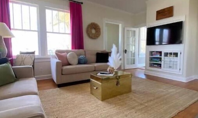 Quincy House | The Quincy Cottage.centrally located in the heart of Quincy, Illinois!