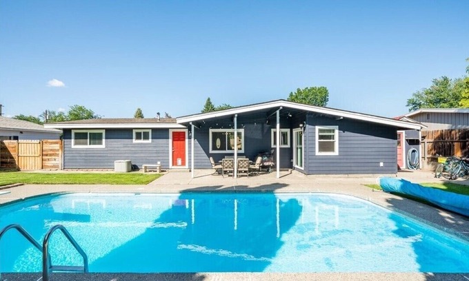 East Wenatchee House | The Red Door Retreat with Huge Pool and Hot Tub