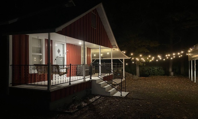 Higden House | The Red House- One mile from Narrows Marina, Shiloh Marina, or Devils Fork