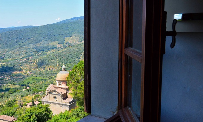 Cortona House | The red-painted house Cortona