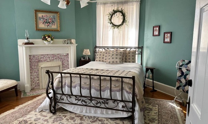 Guthrie Bed & Breakfast | The Redbud Room at The Judges Chambers