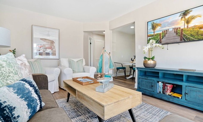 South Oceanside House | "The Reef" House 1 Block to Beach Pro Remodel. HBO