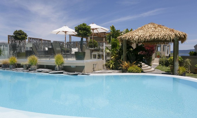 Waipahihi Hotel | The Reef Resort
