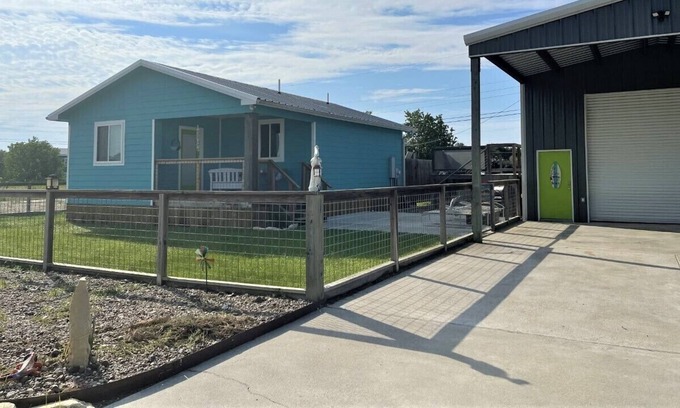 Rockport House | The Reel `Em Inn with Powered Swimming Pool and Hot Tub.