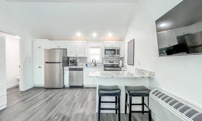 Madison House | The Regatta Room! Walking Distance to Madison Riverfront & Downtown!