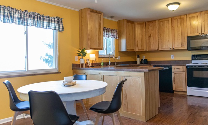 Carbon Hill House | The Retreat at CCWC - Three bedroom house, minutes from Ohio U. & Athens.