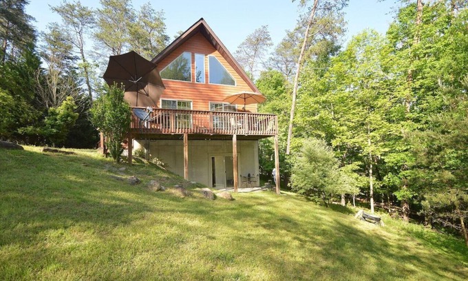 Berkeley Springs Cabin | The Retreat at the Creek - Pet Friendly