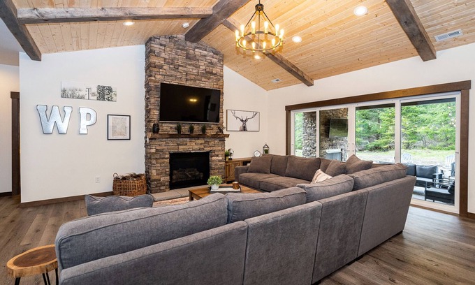 Packwood Cabin | The Retreat-Brand New 5 Bedroom Custom Home-Mt. Rainier - Hot Tub