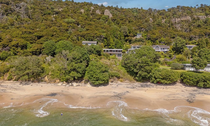 Ferry Landing Cottage | The Retreat - Front Beach Bach
