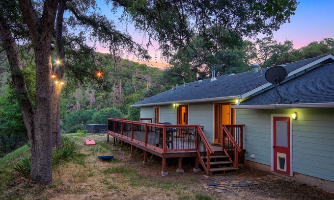 Mariposa House | The Retreat@Lakeside Hot Tub/Views/Carbon Neutral/Fast WiFi Near Yosemite!