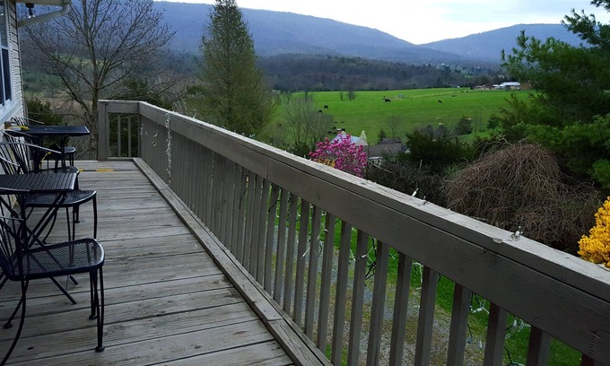 New Market House | The Retreat near 2 major ski resorts. Pet Friendly!nHot coco & cookies provided
