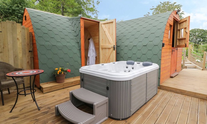 Llanfair Caereinion Cottage | THE RHIW, pet friendly, with hot tub in Llanfair Caereinion