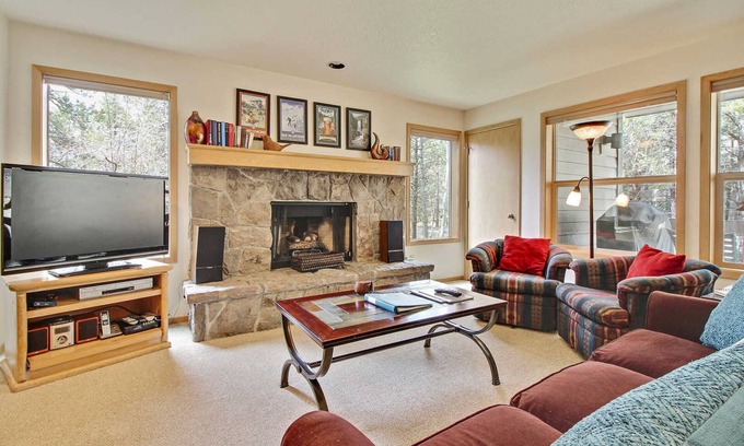 Sunriver Condo | The Ridge at Sunriver - Condo #19 - Access provided to onsite seasonal swimming pool & tennis facilities, year-round hot tub plus 4 bikes