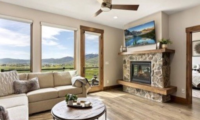 Eden House | The Ridge, Minutes to Watersports, pool, golf, hiking community pool