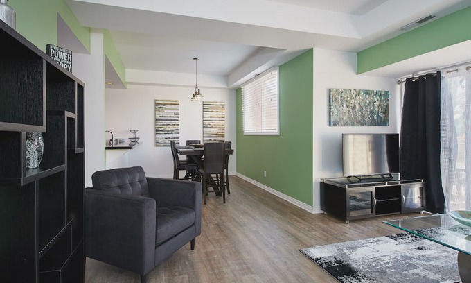 Old Town Historic District Apartment | The Riesling Room - Directly on Queen street Niagara on the Lake.
