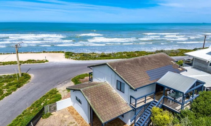 Middleton House | The Rise on Surfer- BEACHFRONT Pet Friendly WIFI
