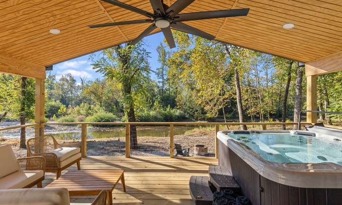 Hot Springs House | The River House (New, Modern, Hot Tub, Honeymoon, Couples Retreat, River Views)