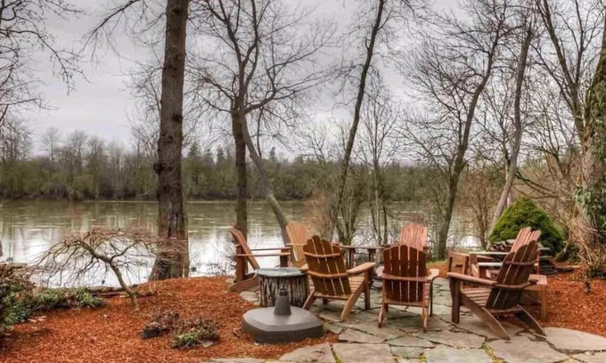 Keizer House | The River Retreat- 4 Bedroom Home on The Willamette River in Salem Oregon