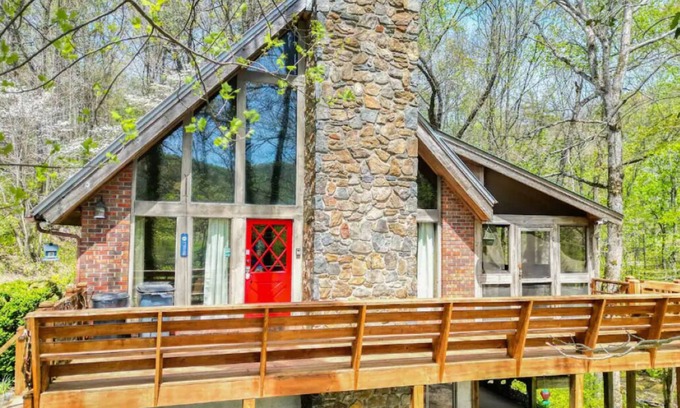 Suches Cabin | The Riverhouse - 3BR Cabin on 300 Acres, Hot Tub, Firepit, by creek!