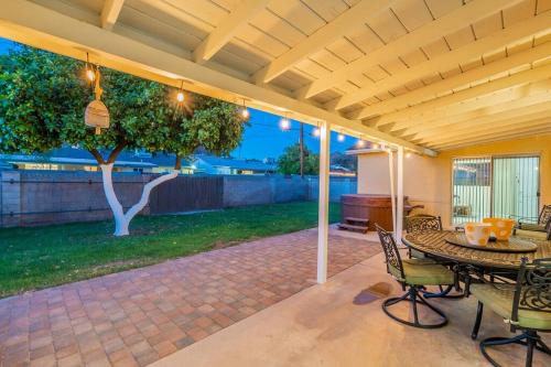 New Northtown House | The Roadrunner4 Bd w Hot Tub & Mountain Views