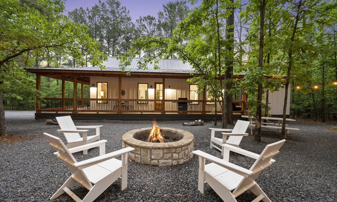 Broken Bow Cabin | The Roasted Marshmallow-LUXURY Cabin-Couples-Small Family-HotTub-Swings-CornHole