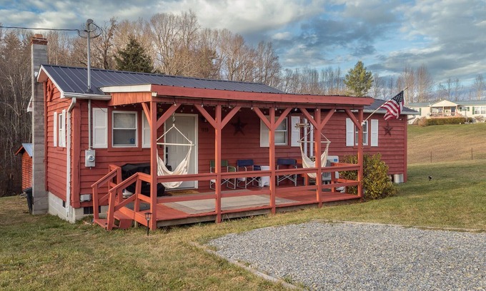 Pipestem Cabin | The Rocky Mount: Cozy cabin atop The New River Gorge