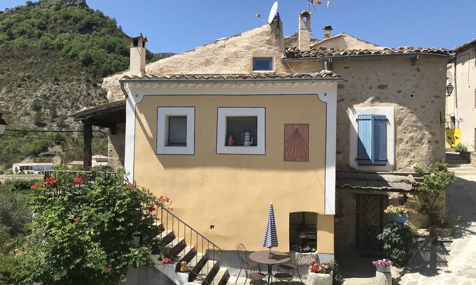 Cornillon-sur-lʼOule House | The roost of crows