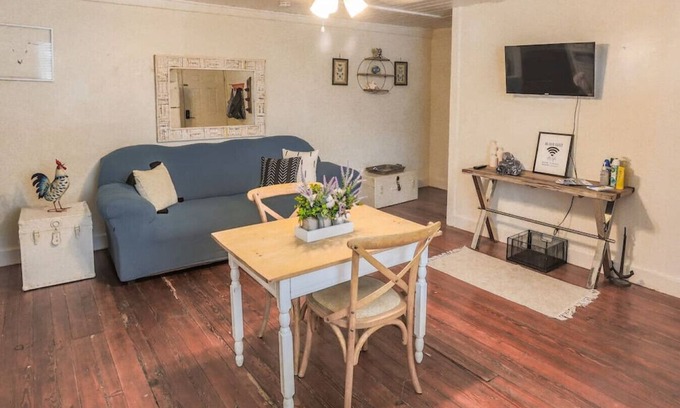Estate East Street Apartment | The Rooster’s Perch - A Quaint Island Homestead