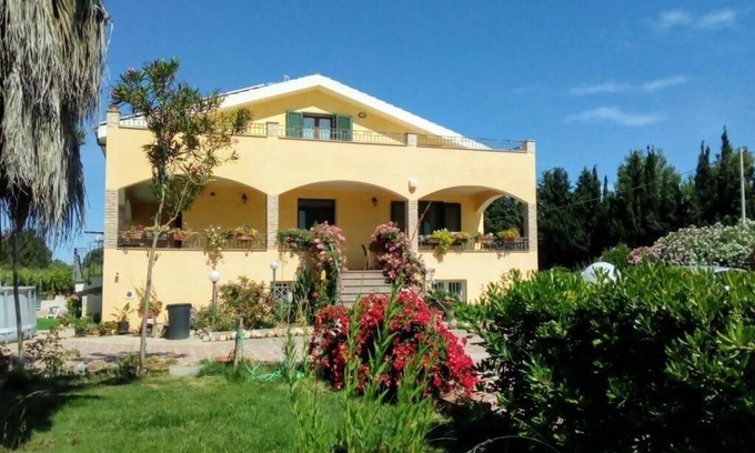 Olmedo Apartment | The Rose Garden - An oasis of peace in the green