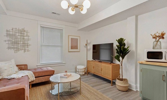 Colington Apartment | The Rosé Hideaway - W/King Bed Close To The Bay