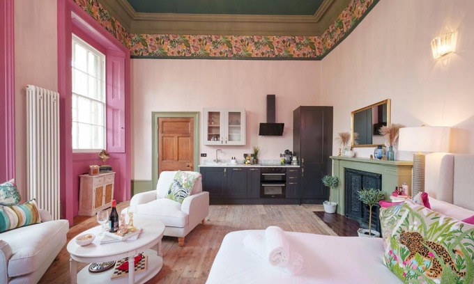 Bristol Old City Apartment | The Rose Nobel - 1 Bed Studio Apartment in Bristol by Mint Stays