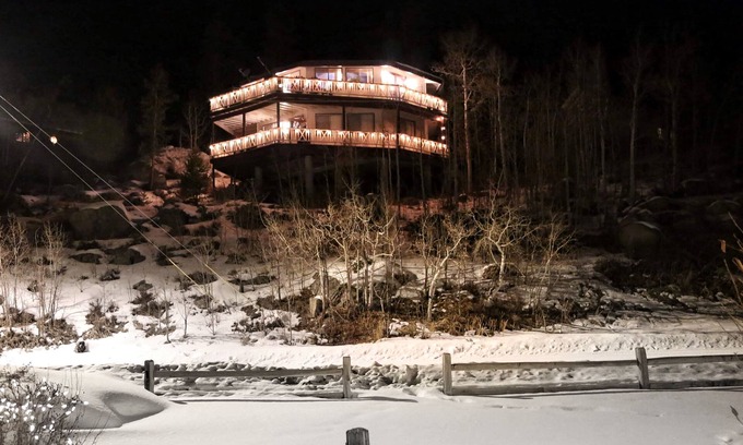 Grand Lake House | "THE ROUNDHOUSE" IN TOWN/360° LAKE & MTN VIEWS/2 DECKS/SLED IN & OUT TO TRAILS