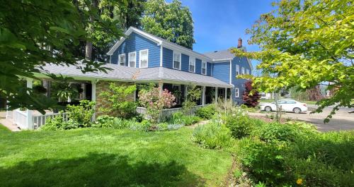 Historic Old Town Bed & Breakfast | The Royal Manor Inn