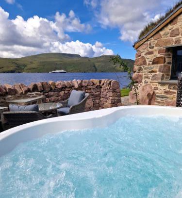 Ullapool House | The Ruin - Wood fired hot tub - Lochside - Dog friendly