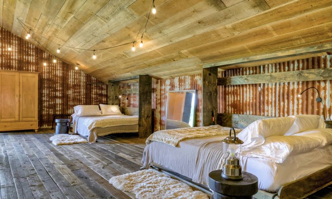 Round Top House | The Rustic Barn @ The NEST at Round Top 6mil to The Square