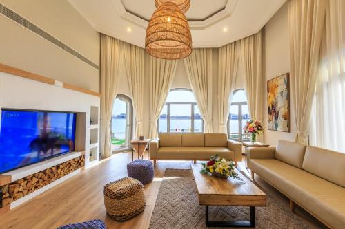 Palm Jumeirah Villa | The S Holiday Homes - Stunning 5 Bedrooms Villa at the Palm Jumeirah with Private Beach and Pool